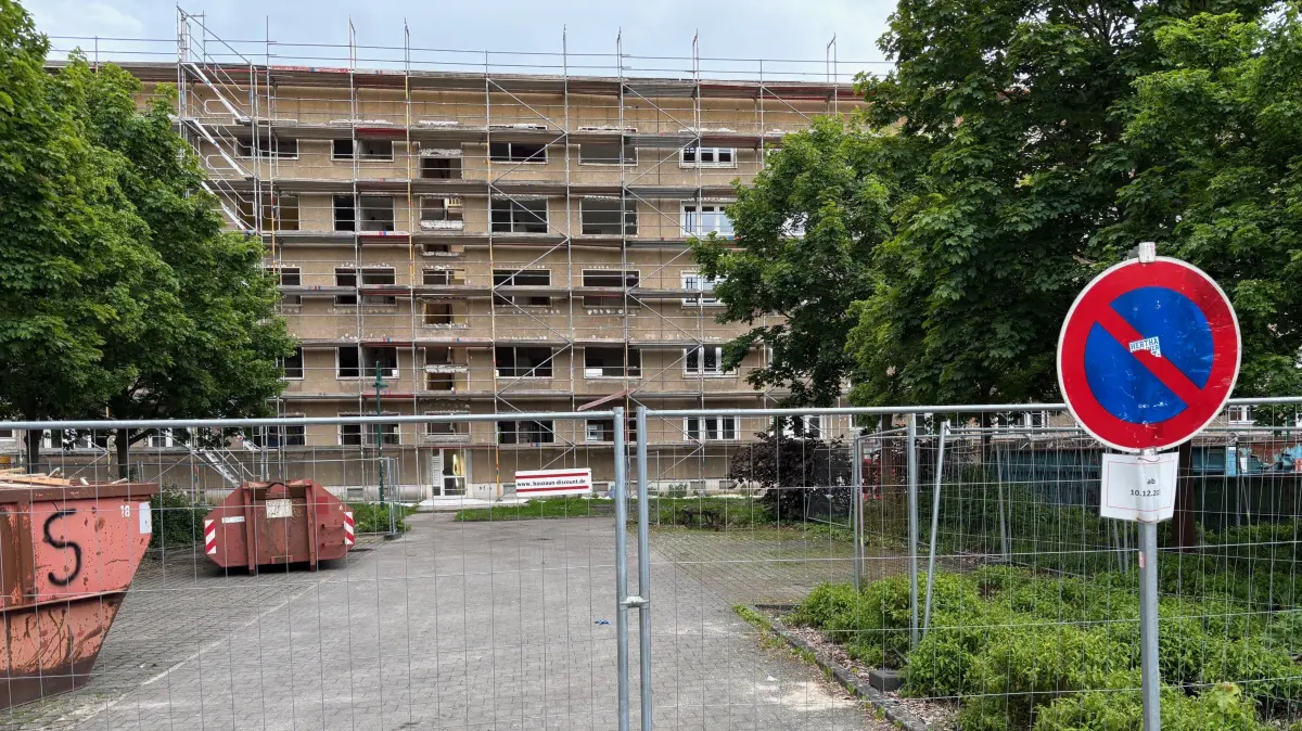 So sieht derzeit der Wohnblock in der Stralsunder Straße 36–48 im Senftenberger Plattenbaugebiet aus. Er ist abgesperrt und eingerüstet.