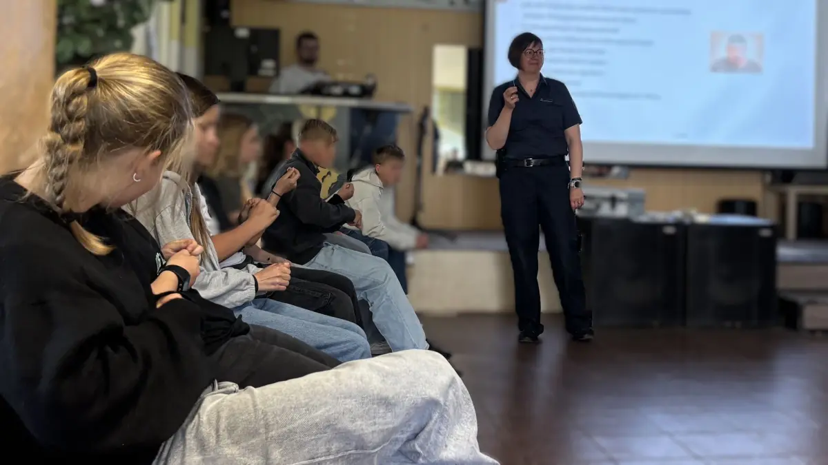 Sicherheit im Internet ist das Thema, das Polizeihauptkommissarin Sandy Feige mit einer sechsten Klasse der Regenbogen-Grundschule Senftenberg bespricht.