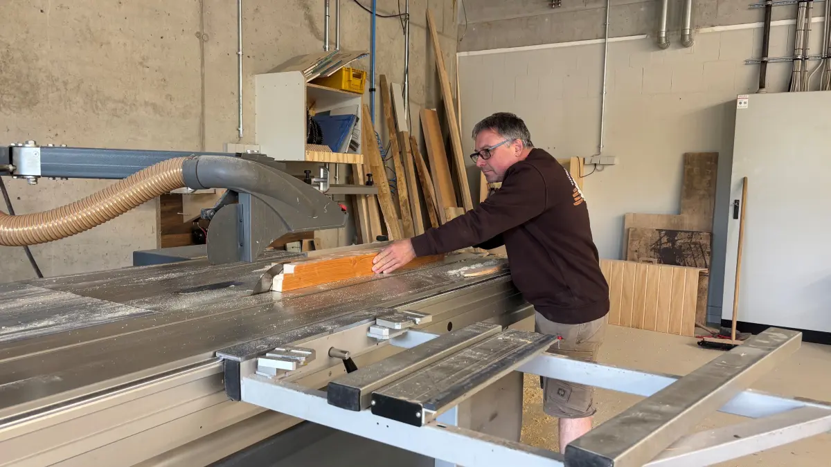 Der Tischlermeister Thomas Uhlendorf arbeitet in seiner Werkstatt in Cottbus an einer CNC-Maschine. Zusammen mit Rainer Böhm hat er eine Genossenschaft gegründet. Dafür gab es mehrere Motivationen.