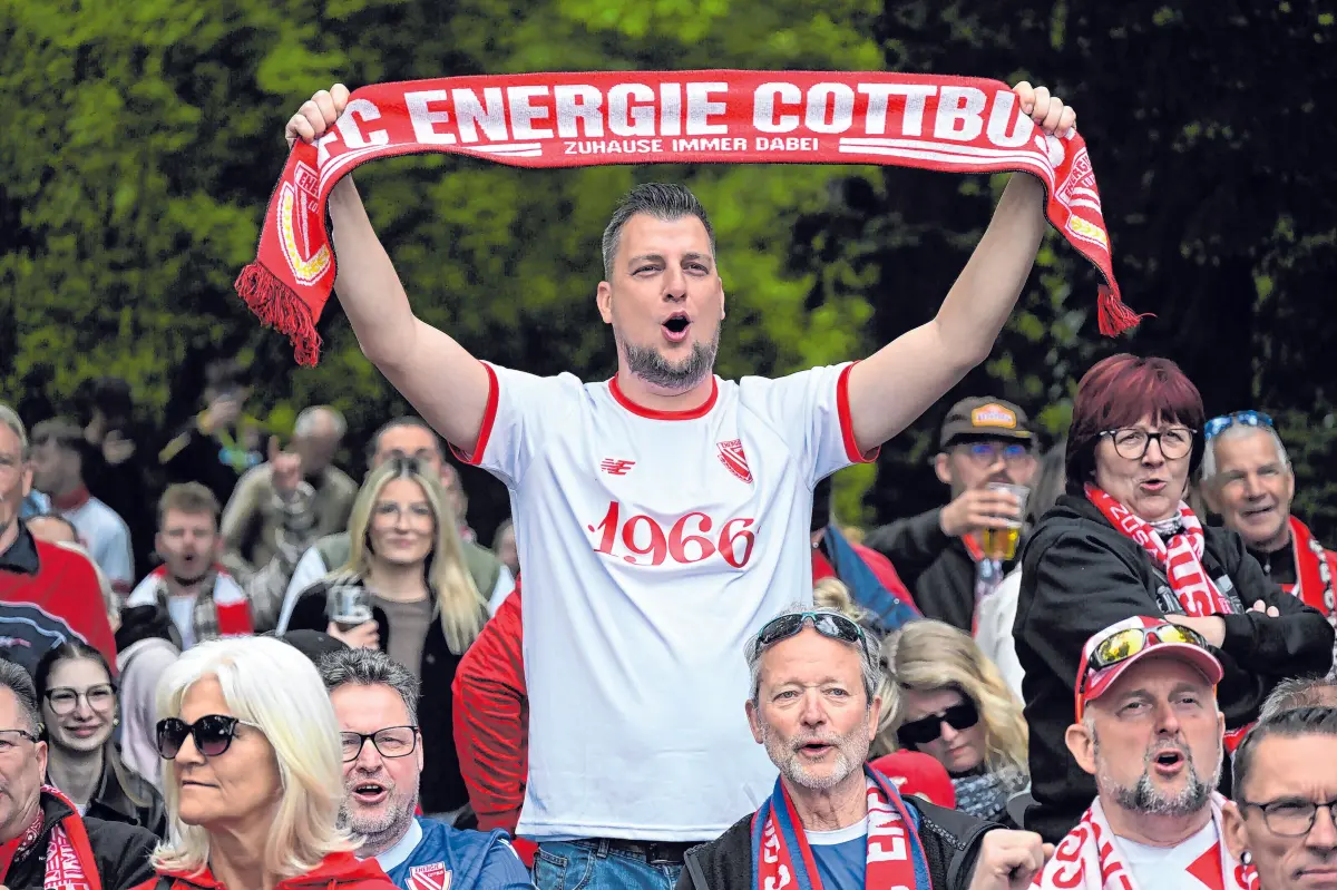 In der Cottbuser Freizeitoase fieberten Hunderte Fans am letzten Spieltag mit. ⇥Foto: Michael Helbig