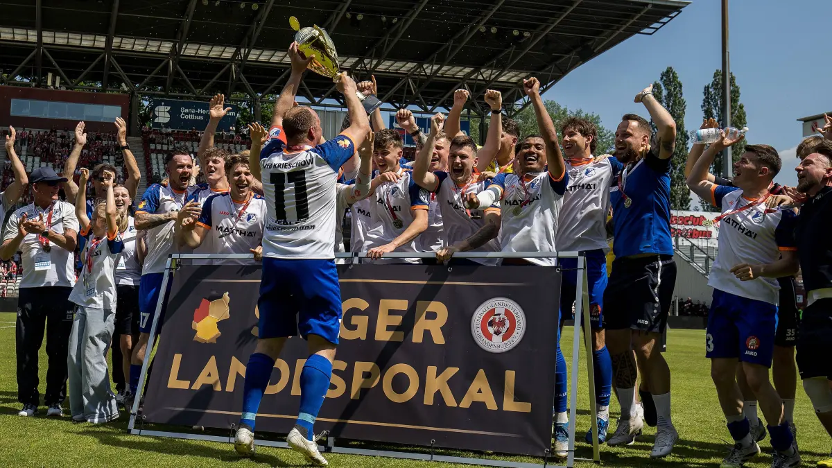 Landespokal Brandenburg - 2025/2026 - Finale - FC Energie Cottbus gegen VfB Krieschow: Cottbus, Deutschland 23. Mai 2026: Landespokal Brandenburg - 2025/2026 - Finale - FC Energie Cottbus gegen VfB Krieschow Im Bild: Der VfB Krieschow gewinnt den Landespokal. /// DFB regulations prohibit any use of photographs as image sequences and/or quasi-video. /// LEAG Energie Stadion Brandenburg *** Cottbus, Germany 23 May 2026 Brandenburg State Cup 2025 2026 Final FC Energie Cottbus vs VfB Krieschow In the picture VfB Krieschow wins the State Cup DFB regulations prohibit any use of photographs as image sequences and or quasi video LEAG Energie Stadion Brandenburg Copyright: xFotostandx/xWeilandx