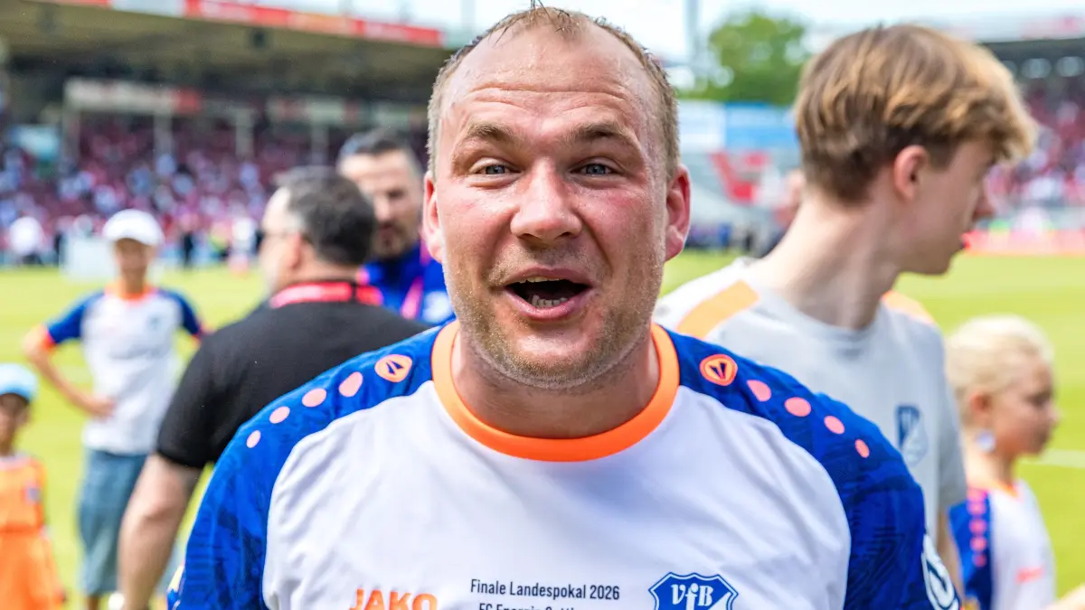 Finale im Pokal Brandenburg Energie Cottbus - VfB Krieschow: Fußball, Männer: Finale im Landespokal Brandenburg Energie Cottbus - VfB Krieschow, LEAG Energie Stadion. Andy Hebler vom VfB Krieschow freut sich nach dem Gewinn des Brandenburgischen Landespokalfinales.