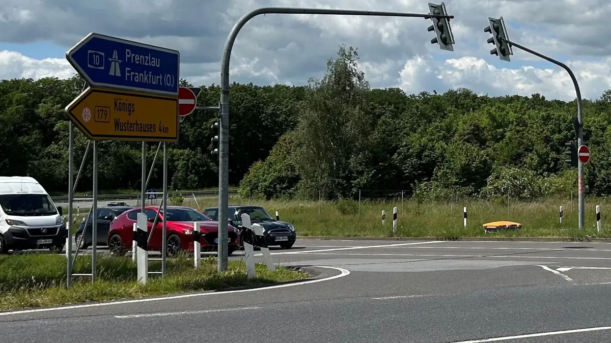 B179 bei Königs Wusterhausen an der Autobahn A10: Die viele befahrene Bundesstraße soll teilweise voll gesperrt werden.