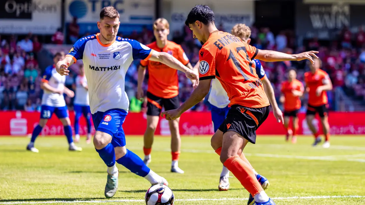 Finale im Pokal Brandenburg Energie Cottbus - VfB Krieschow: Fußball, Männer: Finale im Landespokal Brandenburg Energie Cottbus - VfB Krieschow, LEAG Energie Stadion. Tobias Gerstmann (VfB Krieschow, l) und Can Moustafa (FC Energie Cottbus) kämpfen um den Ball.