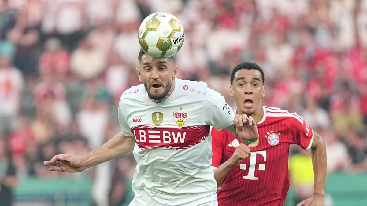 FC Bayern München - VfB Stuttgart: 23.05.2026, Berlin: Fußball, Männer: DFB-Pokal, FC Bayern München - VfB Stuttgart, Finale im Berliner Olympiastadion, Jeff Chabot (l, VfB Stuttgart) und Jamal Musiala (Bayern München) kämpfen um den Ball. Foto: Michael Kappeler/dpa - WICHTIGER HINWEIS: Gemäß den Vorgaben der DFL Deutsche Fußball Liga bzw. des DFB Deutscher Fußball-Bund ist es untersagt, in dem Stadion und/oder vom Spiel angefertigte Fotoaufnahmen in Form von Sequenzbildern und/oder videoähnlichen Fotostrecken zu verwerten bzw. verwerten zu lassen. +++ dpa-Bildfunk +++