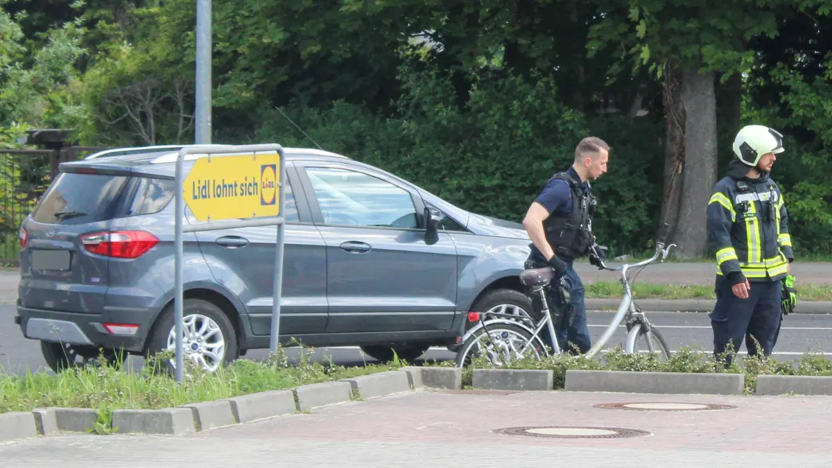 Bei einem Unfall mit einem Pkw wird ein Radfahrer in Döbern verletzt. Ein Hubschrauber muss angefordert werden.