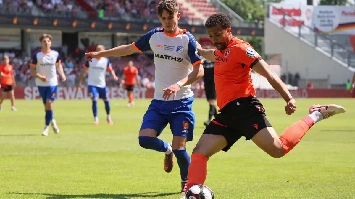 Fussball Landespokal Brandenburgt 2025/2026 Finale FC Energie Cottbus - VfB Krieschow 1921: 21 Leon Guwara Energie Cottbus, r., 19 Toby Michalski Krieschow Fussball Landespokal Brandenburgt 2025/2026 Finale FC Energie Cottbus - VfB Krieschow 1921 *** 21 Leon Guwara Energie Cottbus, r , 19 Toby Michalski Krieschow Football Landespokal Brandenburgt 2025 2026 Final FC Energie Cottbus VfB Krieschow 1921