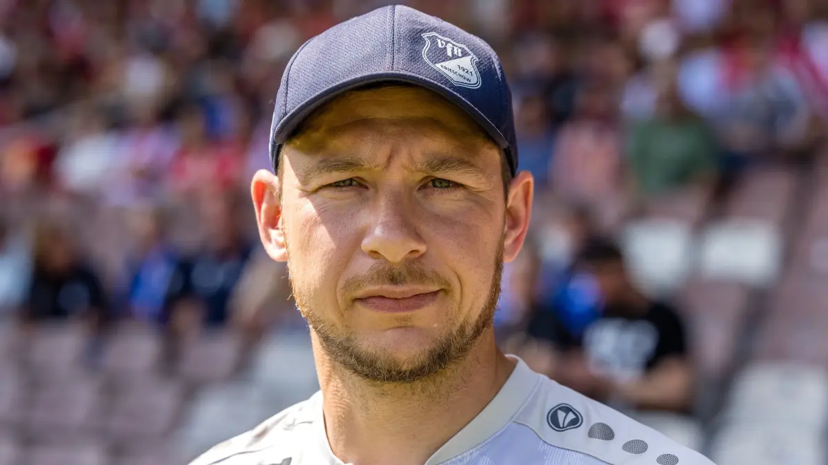Finale im Pokal Brandenburg VfB Krieschow - FC Energie Cottbus: Fußball, Männer: Finale im Landespokal Brandenburg VfB Krieschow - FC Energie Cottbus, LEAG Energie Stadion. Cheftrainer Robert Koch (VfB Krieschow) steht im Stadion.