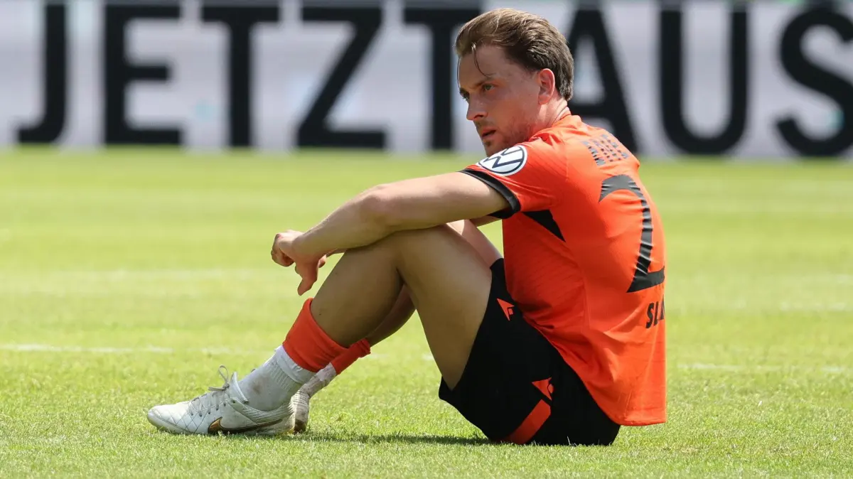 Fussball Landespokal Brandenburgt 2025/2026 Finale FC Energie Cottbus - VfB Krieschow 1921: 27 Dennis Slamar (Energie Cottbus) enttäuscht am Boden