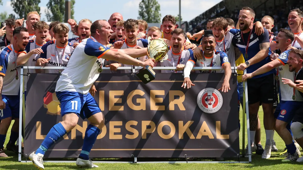 Fussball Landespokal Brandenburgt 2025/2026 Finale FC Energie Cottbus - VfB Krieschow 1921: Krieschow feiert den Landespokalsieg Fussball Landespokal Brandenburgt 2025/2026 Finale FC Energie Cottbus - VfB Krieschow 1921 *** Krieschow celebrates state cup victory Football State Cup Brandenburg 2025 2026 Final FC Energie Cottbus VfB Krieschow 1921