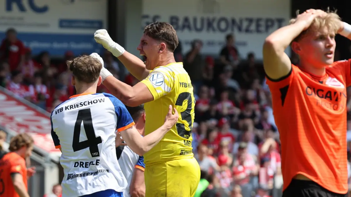 Fussball Landespokal Brandenburgt 2025/2026 Finale FC Energie Cottbus - VfB Krieschow 1921: Krieschow feiert den Landespokalsieg