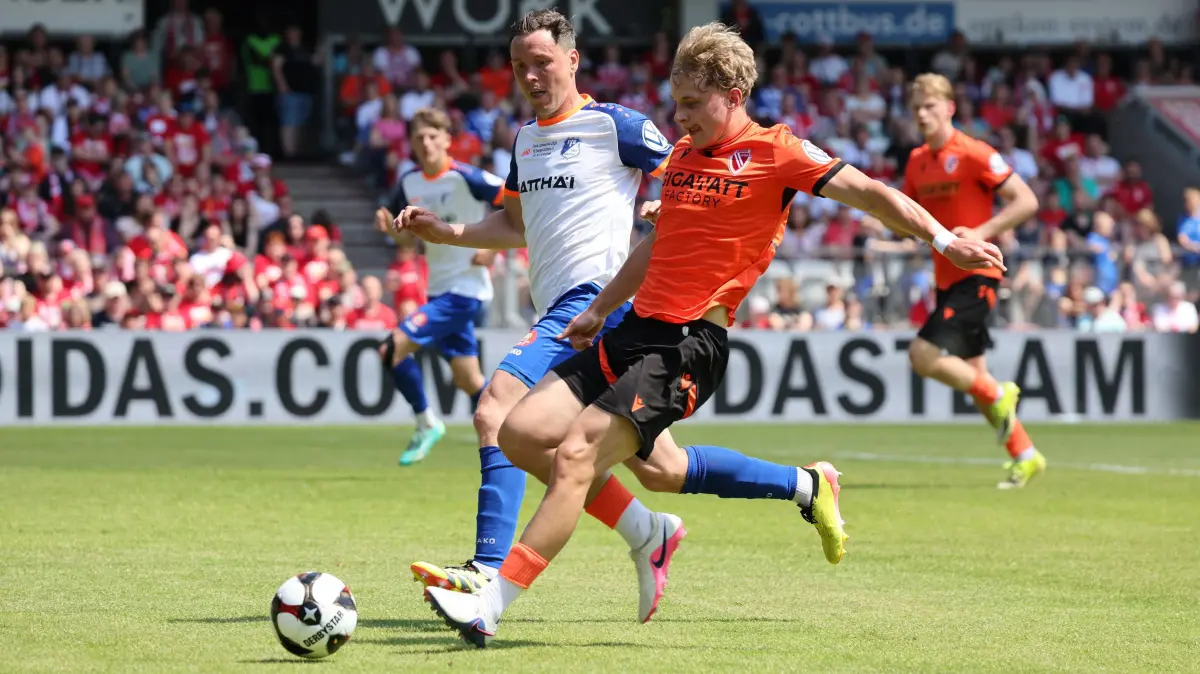 Fussball Landespokal Brandenburgt 2025/2026 Finale FC Energie Cottbus - VfB Krieschow 1921: 32 Finn Heidrich (Energie Cottbus, vorn) im Duell mit 2 Alexander Bittroff (Krieschow)