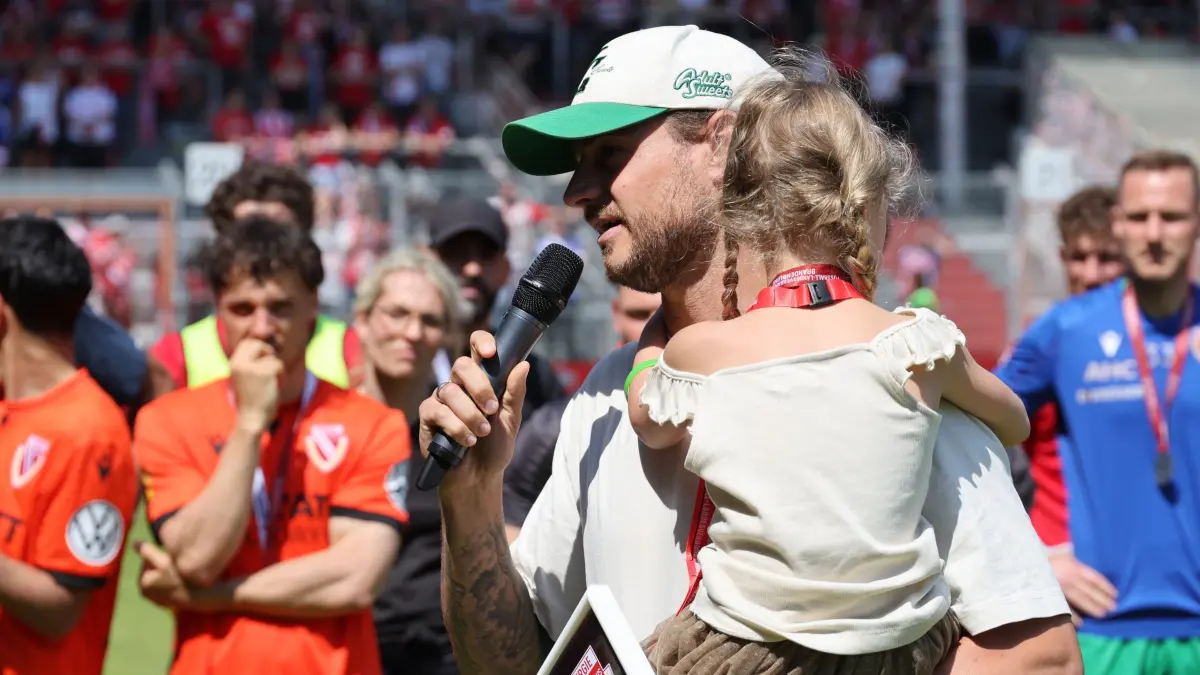 Fussball Landespokal Brandenburgt 2025/2026 Finale FC Energie Cottbus - VfB Krieschow 1921: 7 Timmy Thiele (Energie Cottbus) bedankt sich bei den Fans