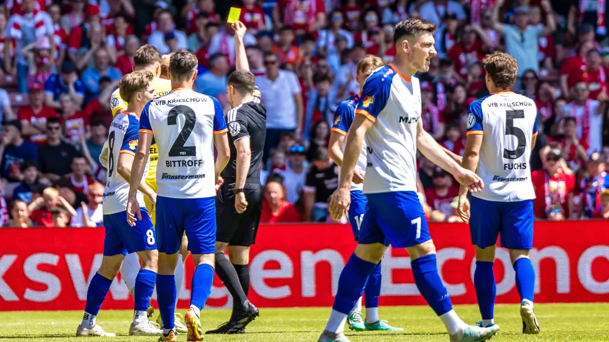 Finale im Pokal Brandenburg Energie Cottbus - VfB Krieschow: Fußball, Männer: Finale im Landespokal Brandenburg Energie Cottbus - VfB Krieschow, LEAG Energie Stadion. Schiedsrichter Max Göldner zeigt eine Gelbe Karte.
