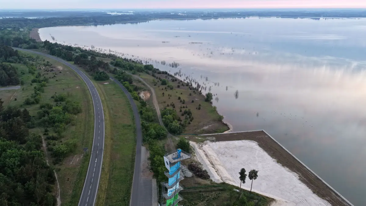 Luft Ostsee Merzdorf Mai 2026: Luftaufnahme vom 23. Mai 2026
Blick auf den Cottbuser Ostsee, Aussichtturm Merzrof