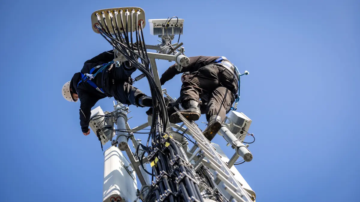 Techniker der Deutschen Telekom führen an einem Mobilfunkmast eine Reparturarbeit an einer aktiven 5G-Antenne (3,6 Ghz) durch. (zu dpa: «Bundesnetzagentur möchte Handynetzausbau ankurbeln») +++ dpa-Bildfunk +++