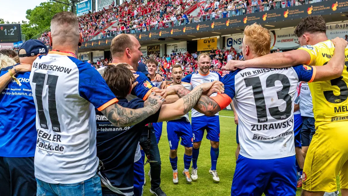 Finale im Pokal Brandenburg Energie Cottbus - VfB Krieschow: Fußball, Männer: Finale im Landespokal Brandenburg Energie Cottbus - VfB Krieschow, LEAG Energie Stadion. Spieler von Krieschow jubeln nach dem Gewinn des Brandenburgischen Landespokals.