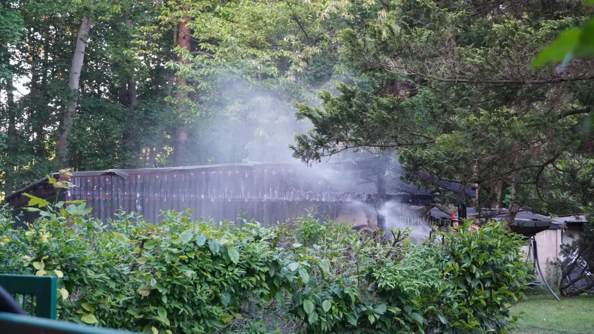 Ein Schuppen hat in Weißwasser gebrannt. Die Feuerwehr verhindert eine größere Ausbreitung des Feuers.