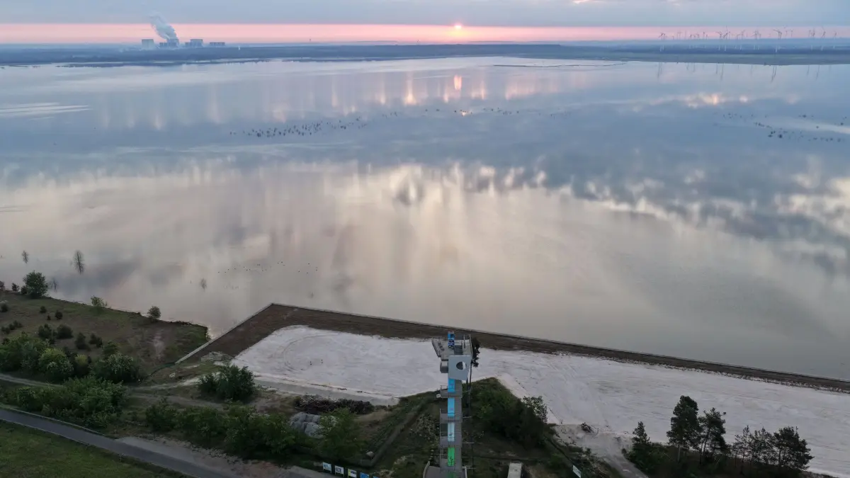 Luft Ostsee Merzdorf Mai 2026: Luftaufnahme vom 23. Mai 2026
Blick auf den Cottbuser Ostsee, Aussichtturm Merzrof
