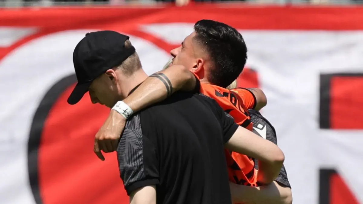 Fussball Landespokal Brandenburgt 2025/2026 Finale FC Energie Cottbus - VfB Krieschow 1921: 19 Jannis Boziaris (Energie Cottbus) verlässt verrletzt das Feld
