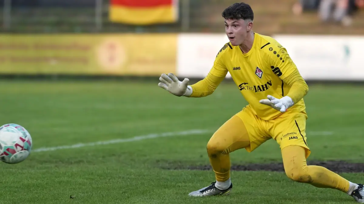 Fussball : Fürstenwalde, Fussball Brandenburgliga, Union Fürstenwalde - 1. FC Frankfurt, und it's derby time, auch diese Kugel musste Keeper Dominik Müller entschärfen um einen sicheren Einschlag zu verhindern
22.05.2026 FOTO BENK