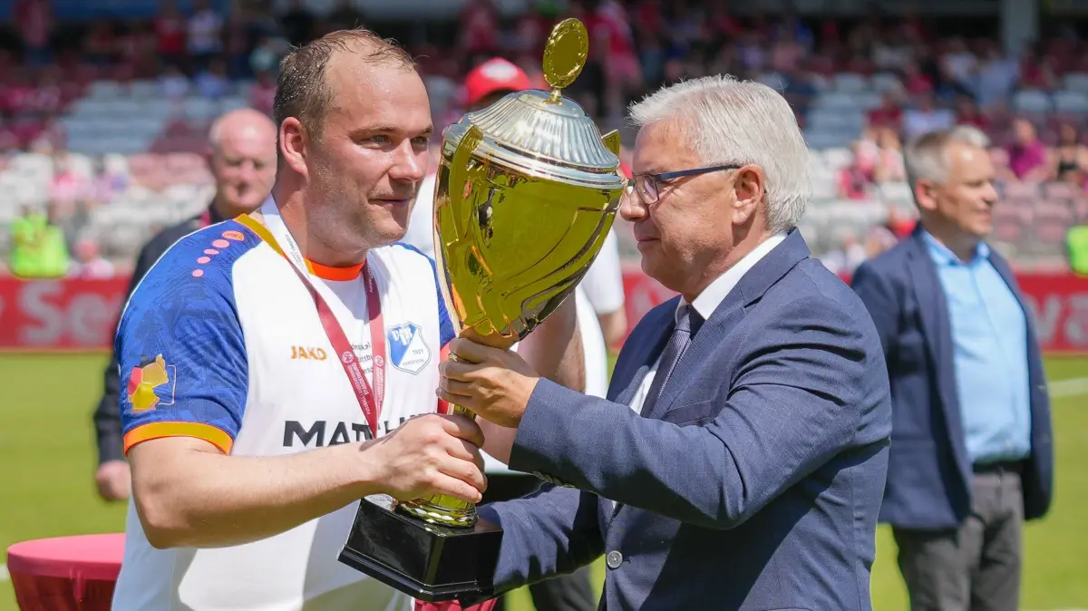 Fußball, Herren, Saison 2025/2026, Landespokal Brandenburg, Finale, Finaltag der Amateure, FC Energie Cottbus vs. VfB 1921 Krieschow, Samstag 23.05.2026, LEAG Energie Stadion Cottbus, Im Bild: Jens Kaden Präsident FLB überreicht den Pokal an Andy Hebler Kapitän Krieschow Brandenburg Deutschland *** Soccer, Men, Season 2025 2026, Brandenburg State Cup, Final, Final day of the amateurs, FC Energie Cottbus vs VfB 1921 Krieschow, Saturday 23 05 2026, LEAG Energie Stadion Cottbus, In the picture Jens Kaden President FLB presents the cup to Andy Hebler Captain Krieschow Brandenburg Germany