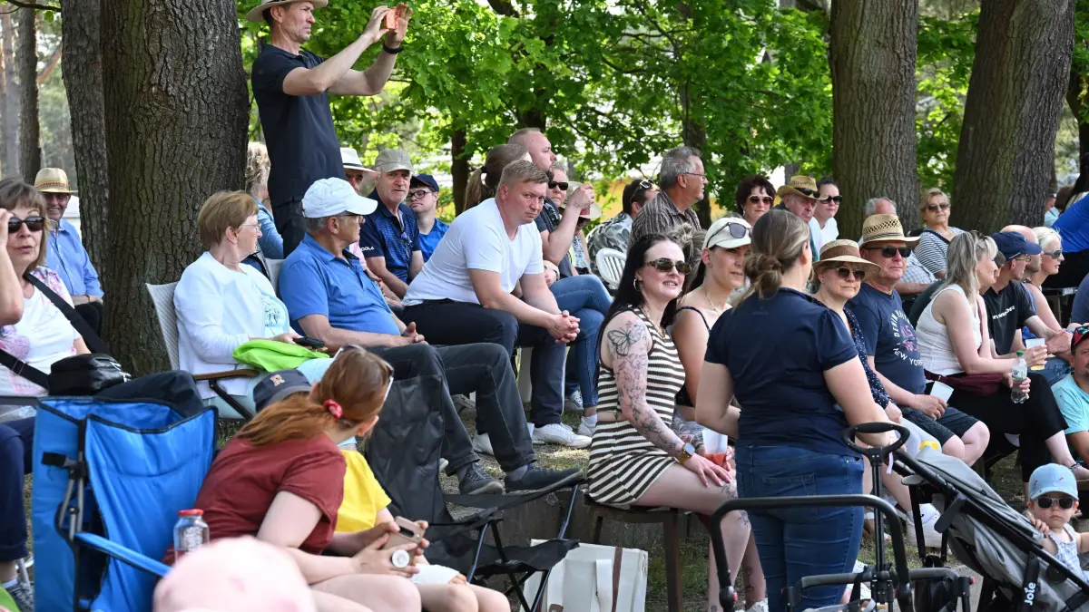 Sielow Reiten Pfingsten 2026: Zahlreiche Zuschauerinnen und Zuschauer erlebten drei Tage erstklassigen Reitsport.
Erstklassigen Reitsport gab es am vergangenen Wochenende beim 54. Pfingst- Reit- und Springturnier des Reitvereins Sielow im Reitstadion Sielow. Rund 700 Nennungen mit 350 Reiter-Pferd-Paaren zu den einzelnen Prüfungen konnten die Veranstalter in diesem Jahr verzeichnen. Auf dem Programm der drei Turniertage standen 21 Springprüfungen, darunter gleich fünf Springen der schweren Klasse. Einer der Höhepunkte war auch in diesem Jahr der mit 6 000 Euro dotierte Große Preis der Sparkasse Spree-Neiße am Pfingstsonntagnachmittag. Die S** Prüfung, die zugleich die Qualifikation für Reiten & Zuchtstartplatz beim CSI in Neustadt/Dosse 2026 war, gewann im Stechen wie im Vorjahr Johanna Zander-Keil von der TSG Ponnyfarm Berlin Kladow e.V. auf Boleybawn Actor in einer Zeit von 41,45 Sekunden und Null Fehlern.