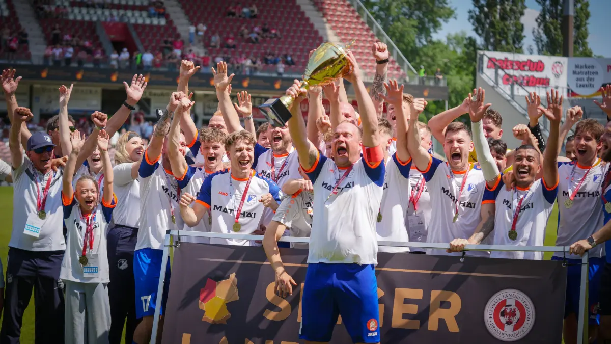 Fußball, Herren, Saison 2025/2026, Landespokal Brandenburg, Finale, Finaltag der Amateure, FC Energie Cottbus vs. VfB 1921 Krieschow, Samstag 23.05.2026, LEAG Energie Stadion Cottbus,: Fußball, Herren, Saison 2025/2026, Landespokal Brandenburg, Finale, Finaltag der Amateure, FC Energie Cottbus vs. VfB 1921 Krieschow, Samstag 23.05.2026, LEAG Energie Stadion Cottbus, Im Bild: Der VfB Krieschow feiert den Sieg im Brandenburger Landespokal Brandenburg Deutschland *** Soccer, Men, Season 2025 2026, Brandenburg State Cup, Final, Final day of the amateurs, FC Energie Cottbus vs VfB 1921 Krieschow, Saturday 23 05 2026, LEAG Energie Stadion Cottbus, In the picture VfB Krieschow celebrates the victory in the Brandenburg State Cup Brandenburg Germany