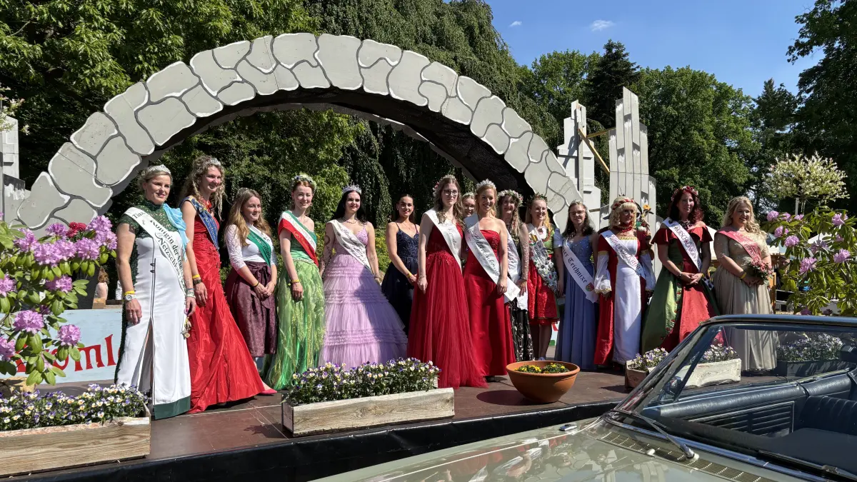 Beim traditionellen Hoheitentreffen beim Park- und Blütenfest in Kromlau kullerte manche Träne zum Abschied und gleichzeitig zur Begrüßung einer neuen Blütenkönigin.