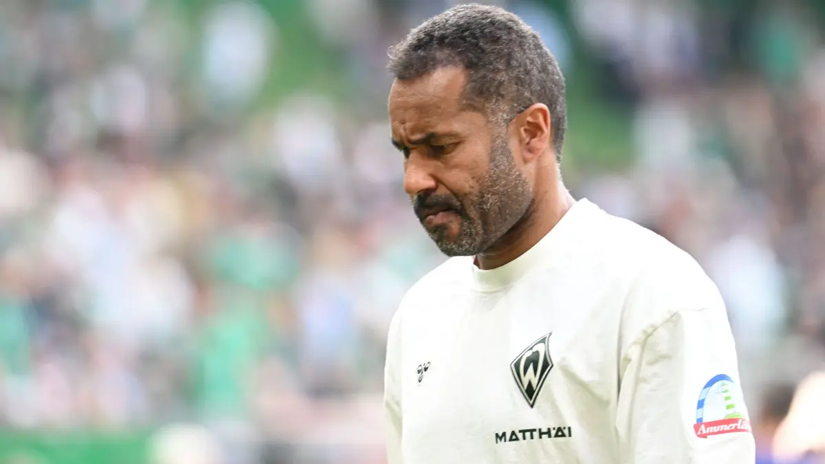 Trainer Daniel Thioune von Werder Bremen: ARCHIV - 02.05.2026, Bremen: Fußball, Männer: Bundesliga, Werder Bremen - FC Augsburg, 32. Spieltag, Weserstadion.Trainer Daniel Thioune (Werder Bremen) geht nach der Niederlage über den Platz. (zu dpa: «Warum das Haar von Werder-Coach Thioune wieder voller ist») Foto: Carmen Jaspersen/dpa - WICHTIGER HINWEIS: Gemäß den Vorgaben der DFL Deutsche Fußball Liga bzw. des DFB Deutscher Fußball-Bund ist es untersagt, in dem Stadion und/oder vom Spiel angefertigte Fotoaufnahmen in Form von Sequenzbildern und/oder videoähnlichen Fotostrecken zu verwerten bzw. verwerten zu lassen. +++ dpa-Bildfunk +++