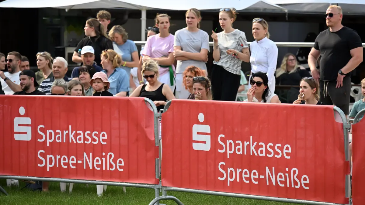 Sielow Reiten Pfingsten 2026: Zahlreiche Zuschauerinnen und Zuschauer erlebten drei Tage erstklassigen Reitsport.
Erstklassigen Reitsport gab es am vergangenen Wochenende beim 54. Pfingst- Reit- und Springturnier des Reitvereins Sielow im Reitstadion Sielow. Rund 700 Nennungen mit 350 Reiter-Pferd-Paaren zu den einzelnen Prüfungen konnten die Veranstalter in diesem Jahr verzeichnen. Auf dem Programm der drei Turniertage standen 21 Springprüfungen, darunter gleich fünf Springen der schweren Klasse. Einer der Höhepunkte war auch in diesem Jahr der mit 6 000 Euro dotierte Große Preis der Sparkasse Spree-Neiße am Pfingstsonntagnachmittag. Die S** Prüfung, die zugleich die Qualifikation für Reiten & Zuchtstartplatz beim CSI in Neustadt/Dosse 2026 war, gewann im Stechen wie im Vorjahr Johanna Zander-Keil von der TSG Ponnyfarm Berlin Kladow e.V. auf Boleybawn Actor in einer Zeit von 41,45 Sekunden und Null Fehlern.