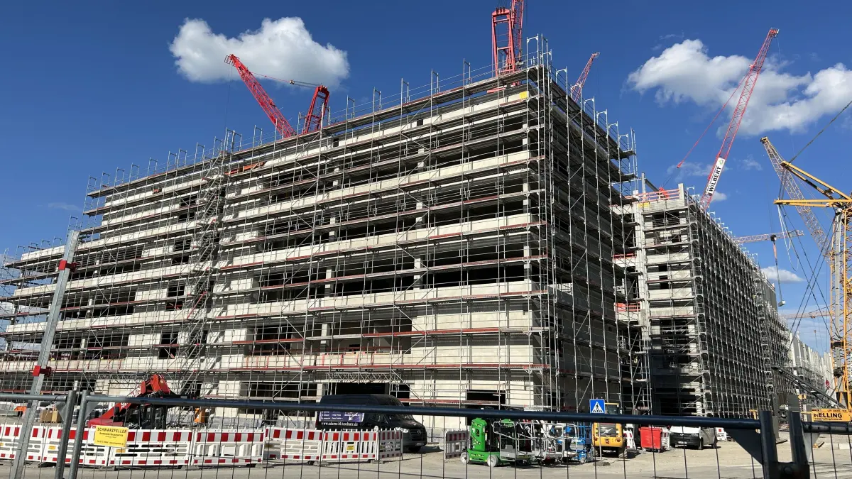 Die ersten Gebäudehüllen für das Rechenzentrum im Gewerbegebiet auf dem ehemaligen Kraftwerksgelände in Lübbenau sind bereits errichtet worden.