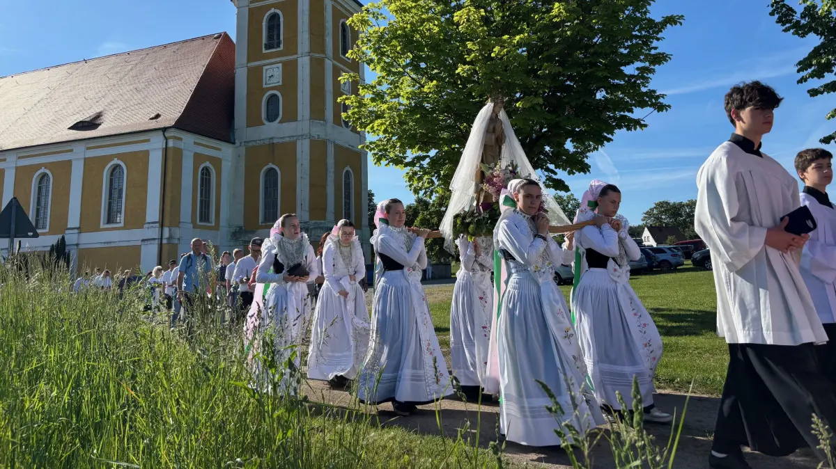 Der Wallfahrtsort Rosenthal in der Oberlausitz ist am Pfingstmontag das Ziel Tausender Menschen gewesen. Mit dabei waren auch die Druschkis, sorbische Frauen in ihren Trachten.