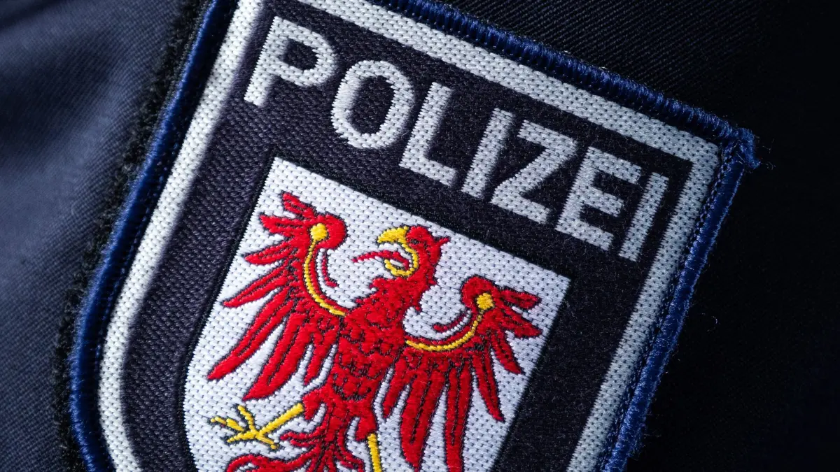 Polizei: ARCHIV - 11.04.2025, Brandenburg, Potsdam: Das Logo der Polizei des Landes Brandenburg ist auf dem Ärmel einer Polizistin zu sehen. (zu dpa: «Fünf Jahre vermisst – Polizei sucht Cottbuser Geschwister») Foto: Soeren Stache/dpa +++ dpa-Bildfunk +++