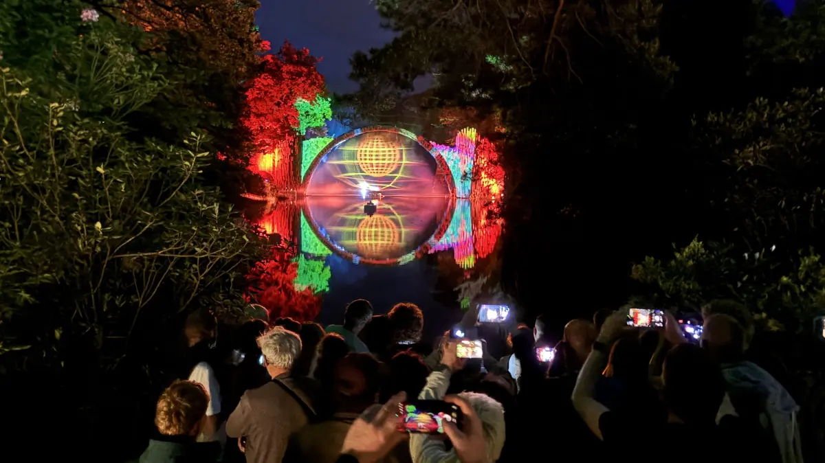 Illumination an der Rakotzbrücke. Um den gesamten Rakotzsee waren Besucher verteilt, doch am besten sah man die Vorführung von den Stirnseiten.