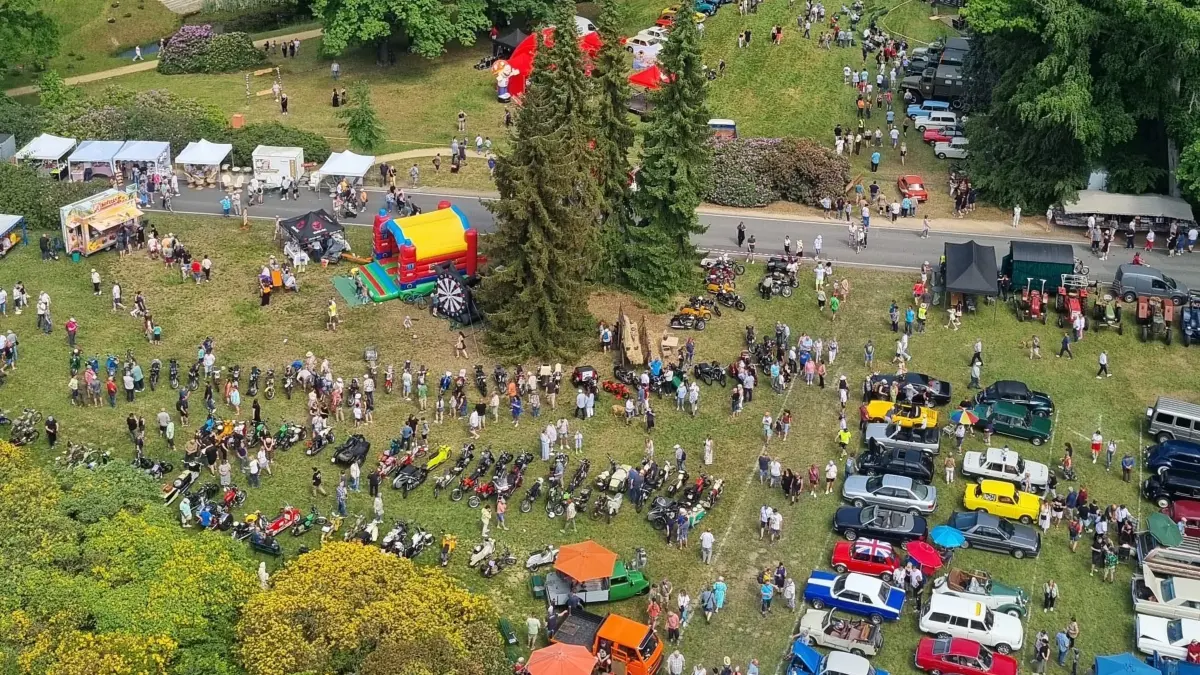 Das 21. Oldtimertreffen in Kromlau von oben. Die Wiese vor dem Kavaliershaus war erneut gefüllt mit historischen Fahrzeugen.