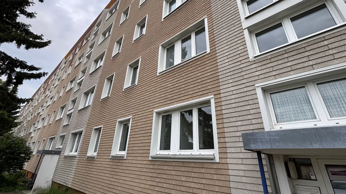 Dieser Wohnblock in der Kranichstraße im Senftenberger Plattenbaugebiet wird stillgelegt. Das hat die Wohnungsbaugenossenschaft angekündigt.