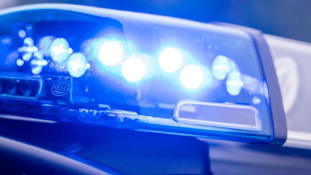 Tödliche Attacke auf Chinesen in Düsseldorf: ARCHIV - 15.05.2019, Bayern, Dachau: Ein Blaulicht leuchtet an einer Polizeistreife. Ein noch ungeklärtes Verbrechen im Kreis chinesischer Staatsangehöriger beschäftigt Polizei und Staatsanwaltschaft in Düsseldorf (zu dpa: «Tödliche Attacke auf Chinesen in Düsseldorf») Foto: Lino Mirgeler/dpa +++ dpa-Bildfunk +++
