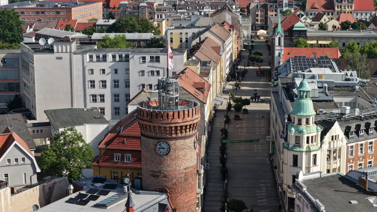 Luft Spremb Turm : Luftaufnahme vom 24. Mai 2026
Spremberger Turm, Brandenburger Platz, Strasse der Jugend, Sparkasse Spree-Neiße, Wohnquartier Neubau Briesmannstrasse