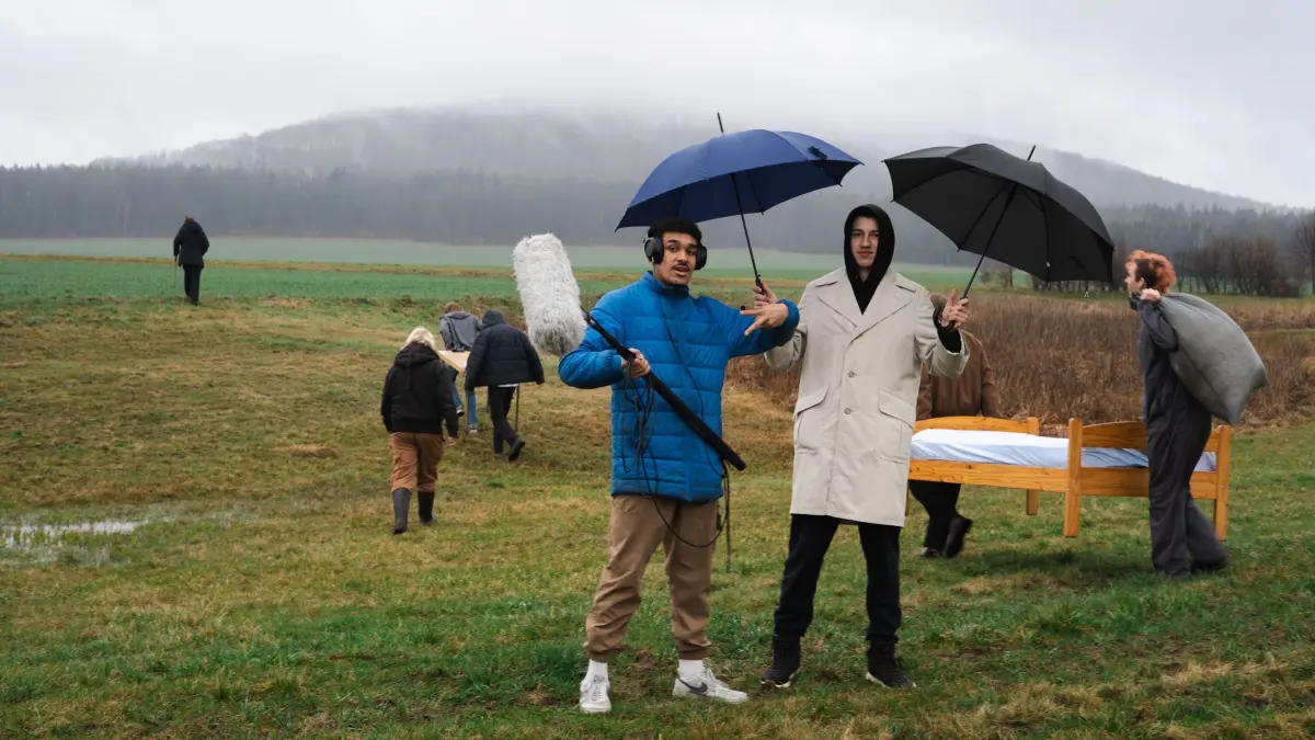 Die Filmproduktion ist Teil der Future Camp. Wer sich für diesen YVA-Workshop entscheidet, muss auch mal im Regen stehen.