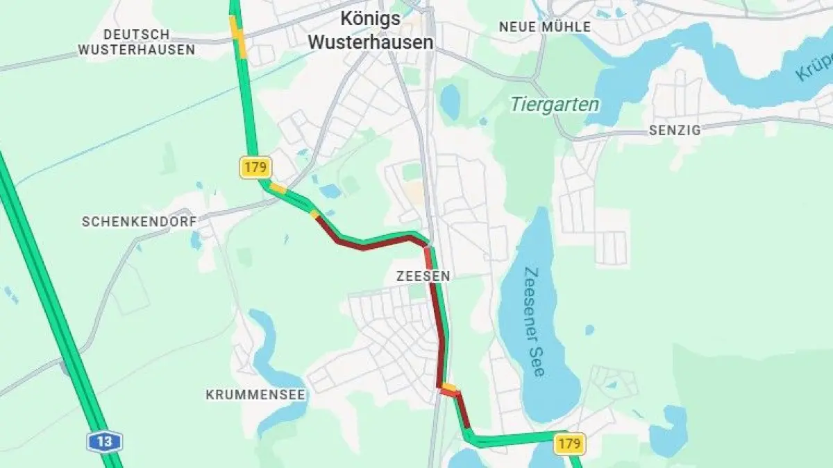 Der Stau in Königs Wusterhausen erstreckt sich auf beiden Seiten des Bahndamms vor allem entlang der wichtigen Pendler-Straße B179.