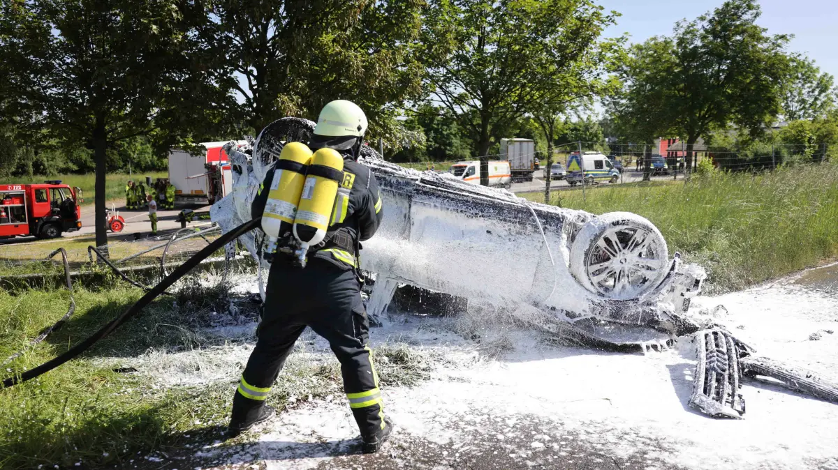 Datum: 26.05.26 / Ort: BAB4/Kodersdorf
Am Dienstagmorgen ist es auf der A4 zwischen Dresden und Görlitz zu einer dramatischen Verfolgungsjagd gekommen, die mit einem schweren Unfall endete. Nach ersten Informationen entdeckten Beamte der gemeinsamen Fahndungsgruppe Bautzen/Dresden bei Pulsnitz einen Audi Q5, dessen Kennzeichen offenbar nicht zu dem Fahrzeug gehörten.
Als die Polizisten den Wagen kontrollieren wollten, gab der Fahrer Gas und flüchtete über die Autobahn in Richtung Görlitz. Im Bereich des Rastplatzes Am Wiesaer Forst verlor der Fahrer schließlich die Kontrolle über das Fahrzeug. Der Audi kam von der Fahrbahn ab, überschlug sich und geriet anschließend in Brand.
Zahlreiche Rettungskräfte rückten zum Einsatzort aus. Neben Polizei und Rettungsdienst war auch die Feuerwehr vor Ort, um den brennenden Wagen zu löschen. Zudem wurde ein Rettungshubschrauber alarmiert. Der Fahrer des PKW - und Tatverdächtige - konnte sich noch aus dem Fahrzeug befreien und wollte in ein Feld flüchten, konnte dabei aber von Beamten gestellt werden. Er wurde in eine Klinik gebracht.