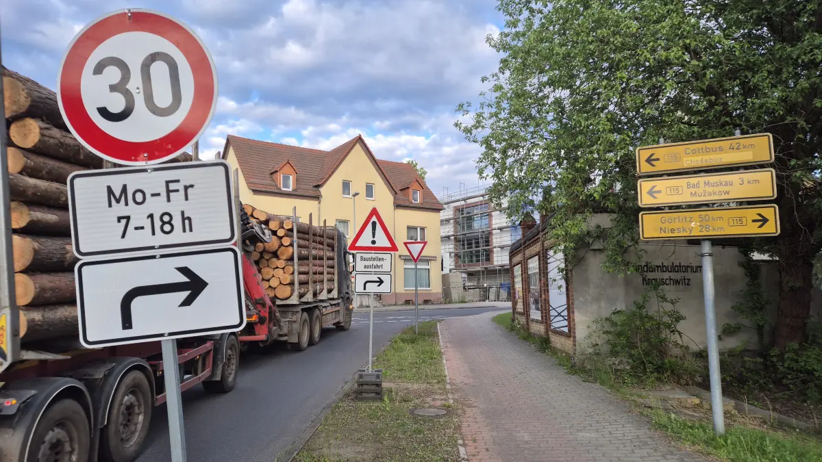 Dichter Verkehr in Krauschwitz: Die T-Kreuzung, an der die Geschwister-Scholl-Straße auf die Görlitzer Straße trifft, ist stark befahren. Fußgänger und abbiegende Auto haben schon jetzt ihre Probleme - und zum Jahresende könnte mit der Öffnung des neuen Mehrzewckgebäude und des Jugendclubs noch mehr los sein.