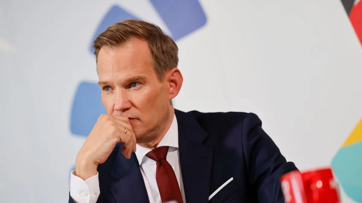26.05.2026, Nordrhein-Westfalen, Köln: Hendrik Streeck (CDU), Sucht- und Drogenbeauftragte der Bundesregierung, spricht auf einer Pressekonferenz. Streeck und das Bundesinstituts für öffentliche Gesundheit (BIÖG) stellen die Ergebnisse einer Umfrage unter 12- bis 25-Jährigen zum Thema Rauchen vor. Foto: Thomas Banneyer/dpa +++ dpa-Bildfunk +++