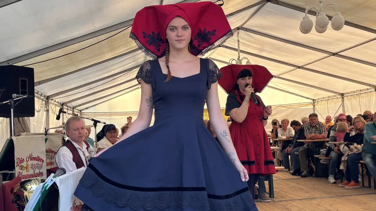Modedesignerin Sarah Gwiszcz mit ihrem Spreewaldfashion Wurlawy als Symbiose von Tradition und moderner tragbarer Mode