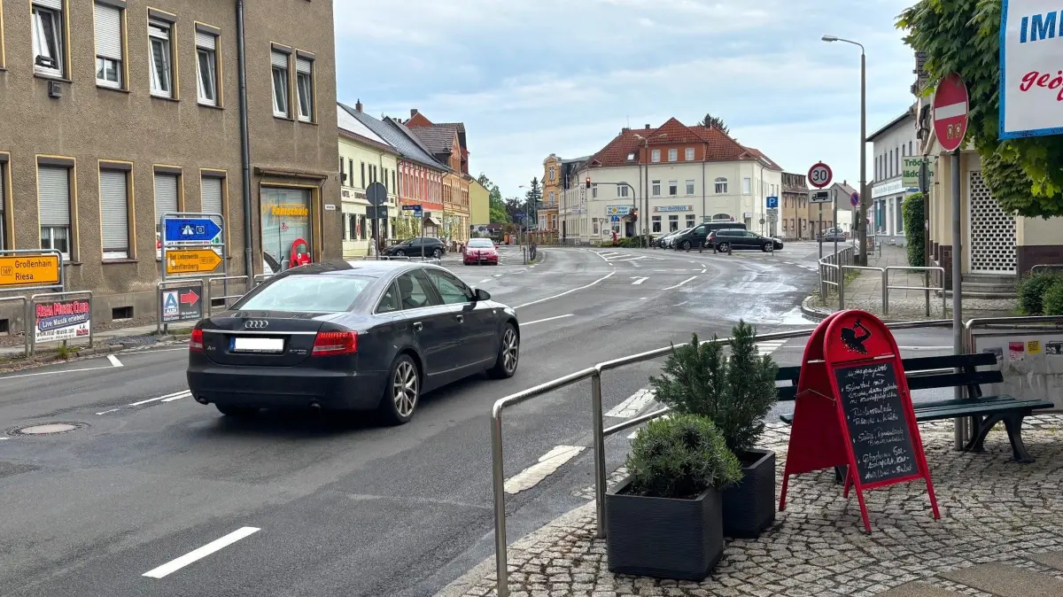 Blick auf den Denkmalplatz am Rande des Stadtzentrums in Elsterwerda. Das wird die nächste Großbaustelle unter Vollsperrung. Erneut muss der Verkehr umgeleitet werden.