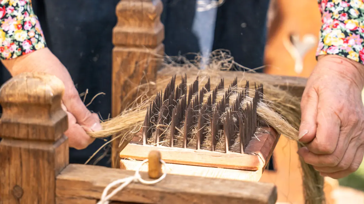 Traditionelles Handwerksgerät zum Hecheln (Kämmen) von Flachs, die Hechel.