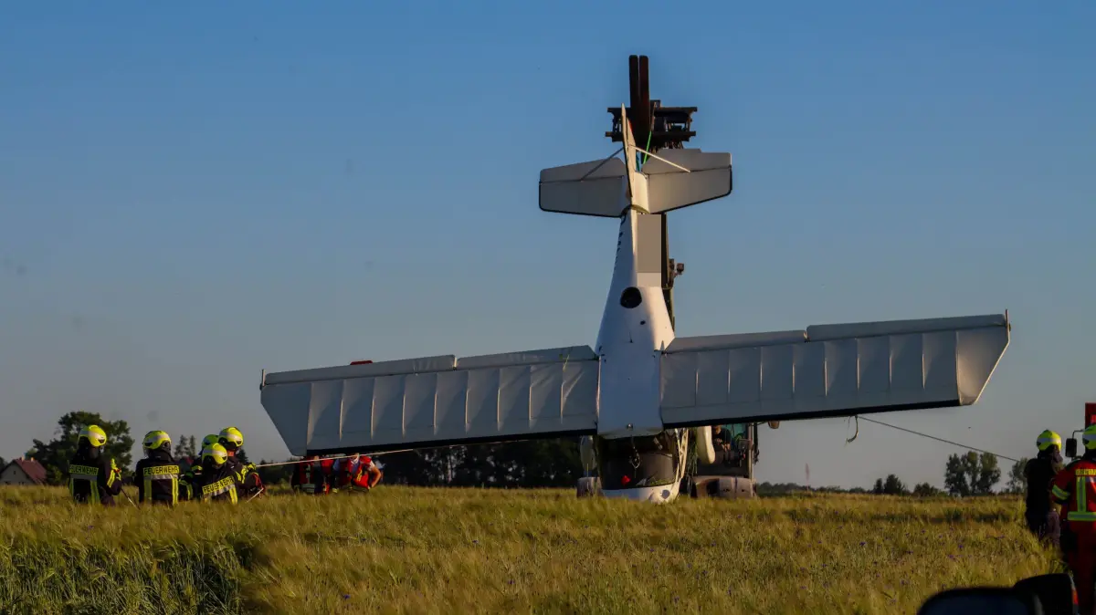 Dieses Flugzeug musste auf einem Acker bei Groß Düben nicht weit von Weißwasser auf dem Dach notlanden. Hier wird es mithilfe eines Teleskopradladers zunächst vorsichtig wieder auf ihre Räder gestellt.