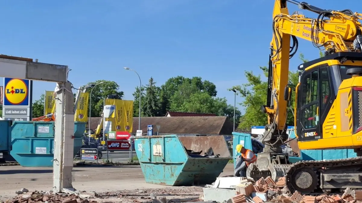Im Augenblick bestimmen Abrissmaschinen und Container das Gebiet des Discounters in Herzberg/Elster.
