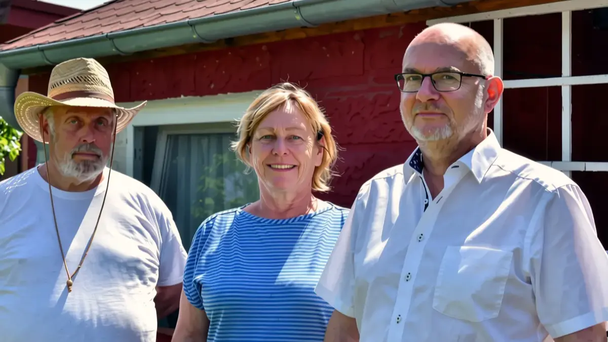 Reiner Kocksch und Marlies Engelhardt vom Vorstand des Kleingartenvereins Süd-West in Guben haben gemeinsam mit Thomas Dressler von der EVG ein besonderes Erntegut auf den Weg gebracht.